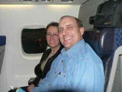 Aqui estoy con mi esposa en el avion
