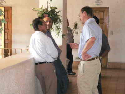 Rafael conversando con Bill Brockmeier
