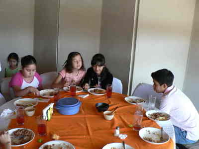 Ninos comiendo