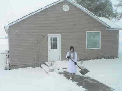 Heidi moviendo la nieve