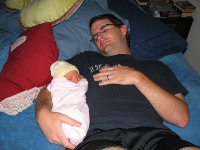 Rosemary durmiendo en paz con su papa