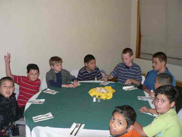 Ninos hombres esperando comida